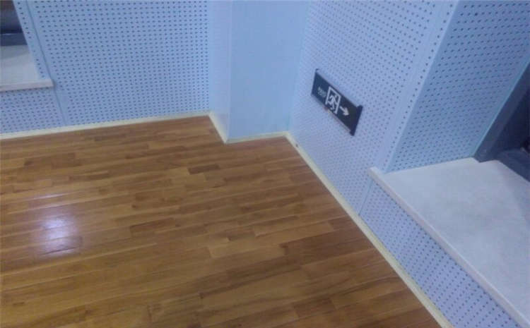 橡膠木風(fēng)雨操場(chǎng)地板廠家哪家好？