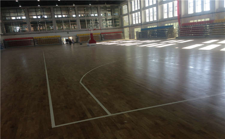 22厚運(yùn)動(dòng)籃球地板怎么翻新？