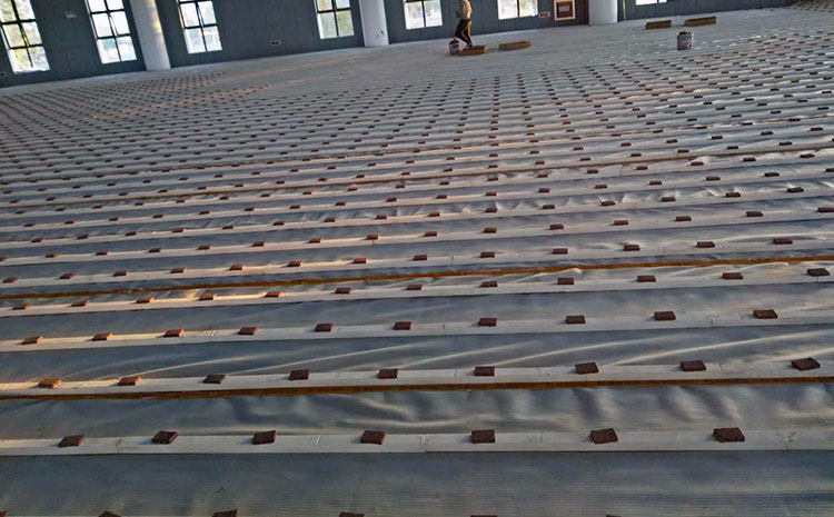 學(xué)校風(fēng)雨操場地板一般多少錢？