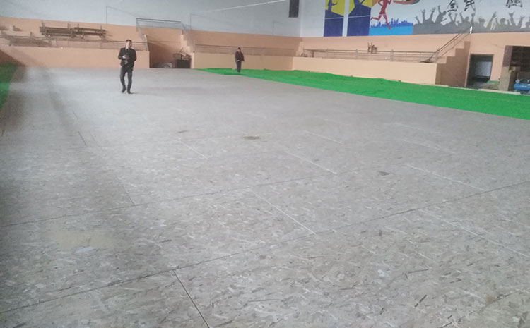 運動木地板老師傅是怎么刷漆的？